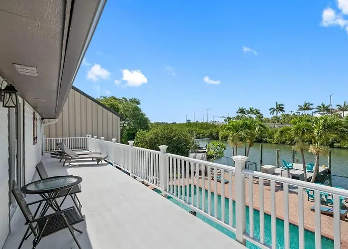 Stunning Waterfront Pool Walk To & Restaurants Large Private Pool Ferienhaus *