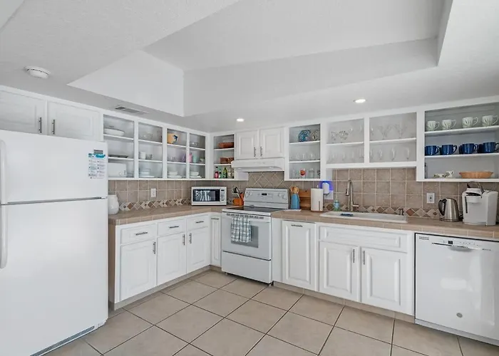 Stunning Waterfront Pool Walk To & Restaurants Large Private Pool *