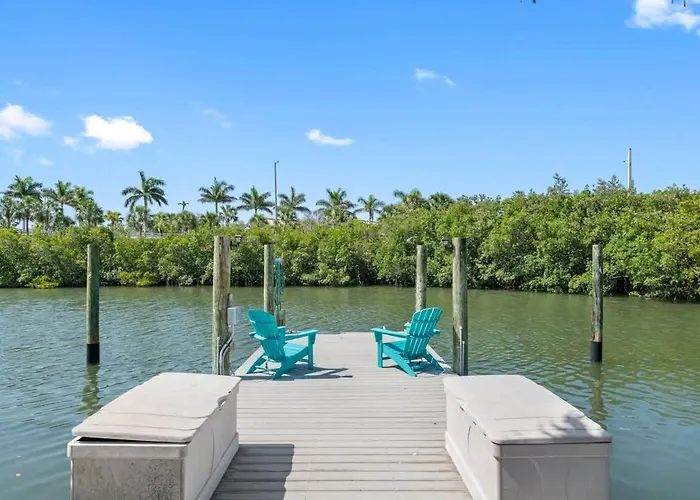 Stunning Waterfront Pool Walk To & Restaurants Large Private Pool Ferienhaus