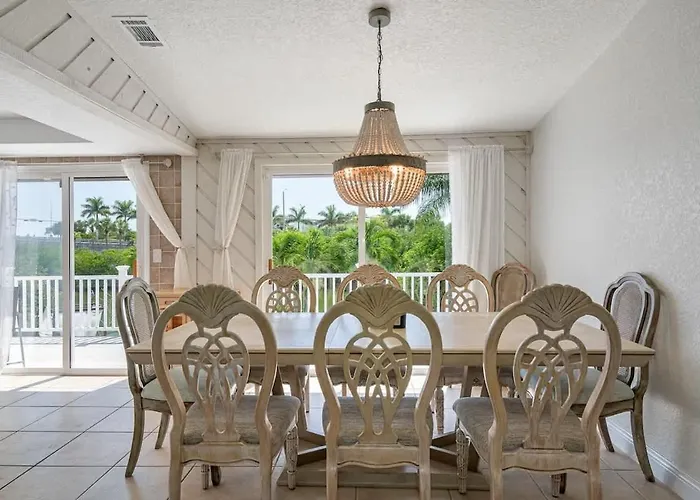 Stunning Waterfront Pool Walk To & Restaurants Large Private Pool