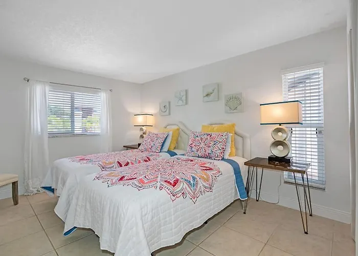 Ferienhaus Stunning Waterfront Pool Walk To & Restaurants Large Private Pool
