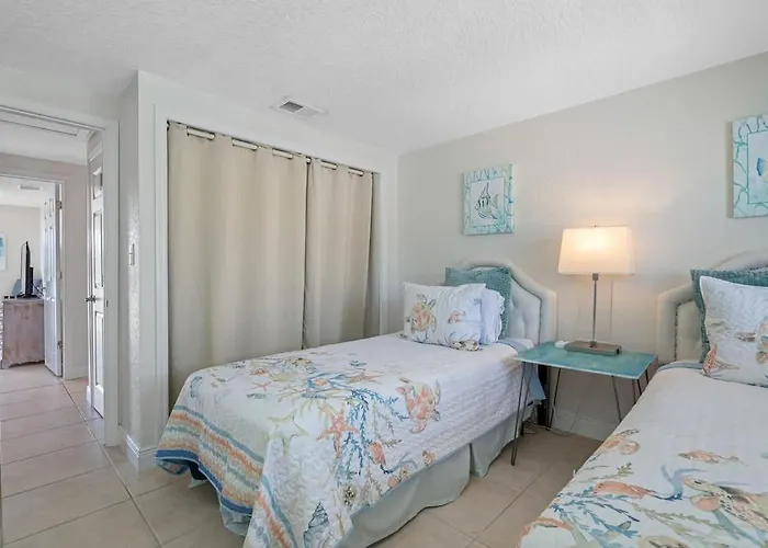 Ferienhaus Stunning Waterfront Pool Walk To & Restaurants Large Private Pool *