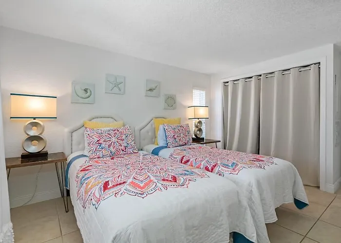 Stunning Waterfront Pool Walk To & Restaurants Large Private Pool Clearwater Beach