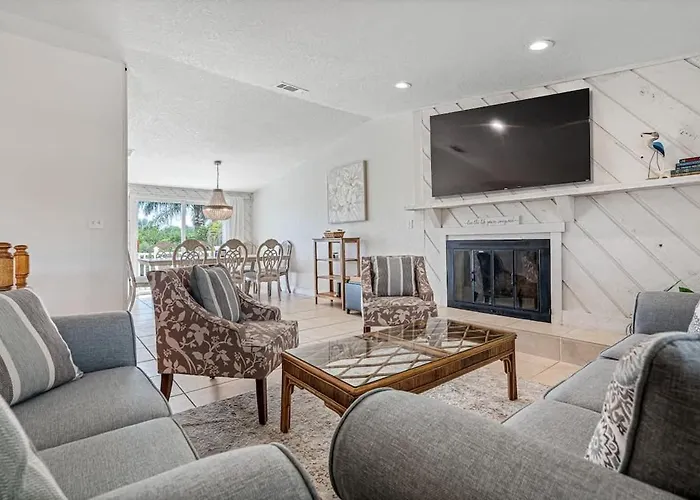 Stunning Waterfront Pool Walk To & Restaurants Large Private Pool Ferienhaus