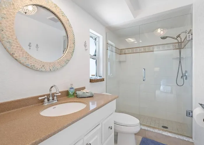 Ferienhaus Stunning Waterfront Pool Walk To & Restaurants Large Private Pool