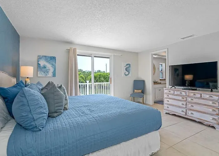 Ferienhaus Stunning Waterfront Pool Walk To & Restaurants Large Private Pool *
