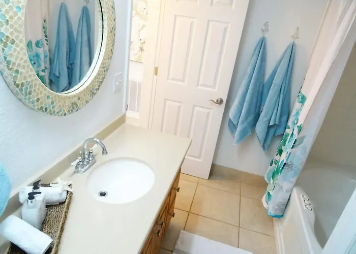 Stunning Waterfront Pool Walk To & Restaurants Large Private Pool *