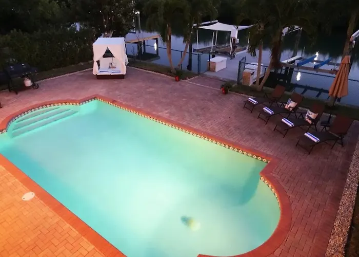 Stunning Waterfront Pool Walk To & Restaurants Large Private Pool Clearwater Beach