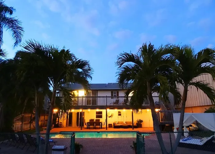 Stunning Waterfront Pool Walk To & Restaurants Large Private Pool