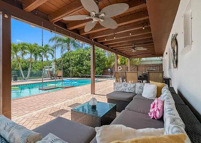 Stunning Waterfront Pool Walk To & Restaurants Large Private Pool Ferienhaus
