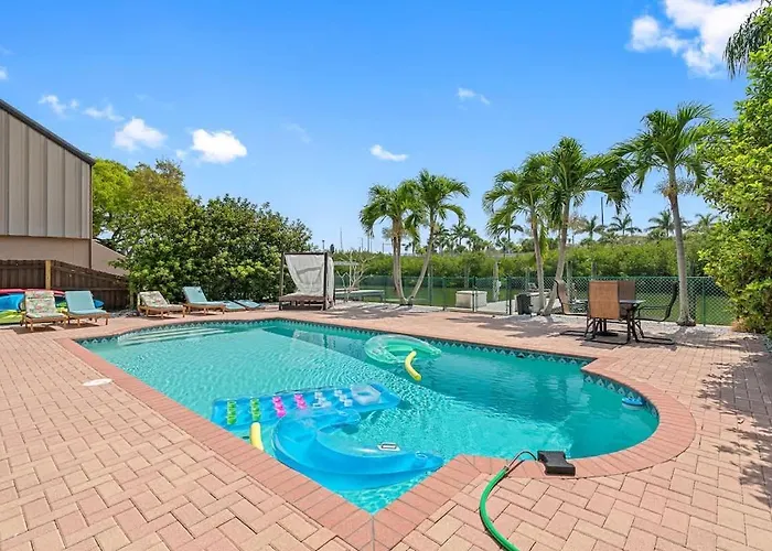 Stunning Waterfront Pool Walk To & Restaurants Large Private Pool Ferienhaus *