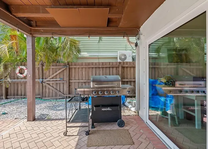 Ferienhaus Stunning Waterfront Pool Walk To & Restaurants Large Private Pool *