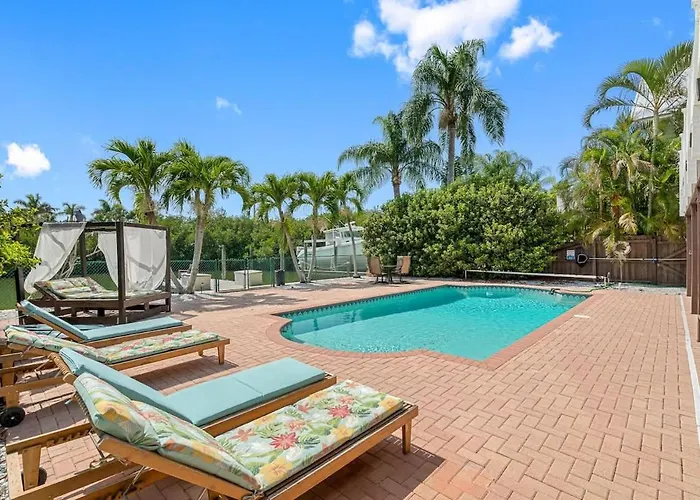 Stunning Waterfront Pool Walk To & Restaurants Large Private Pool *