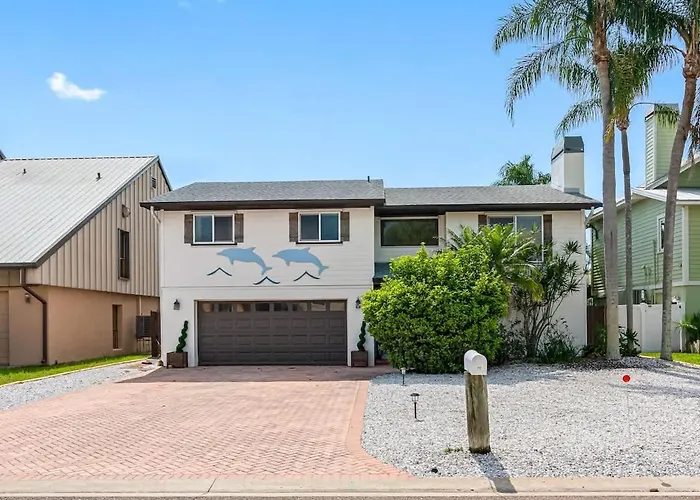 Stunning Waterfront Pool Walk To & Restaurants Large Private Pool Clearwater Beach