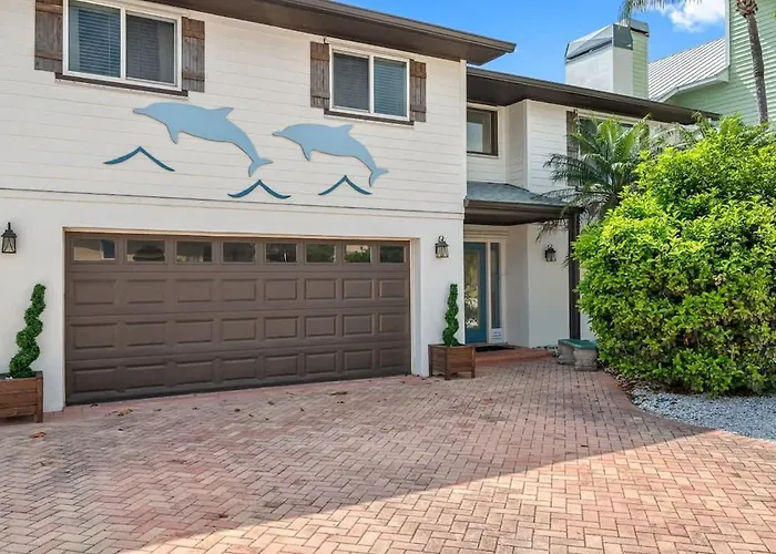Stunning Waterfront Pool Walk To & Restaurants Large Private Pool Ferienhaus