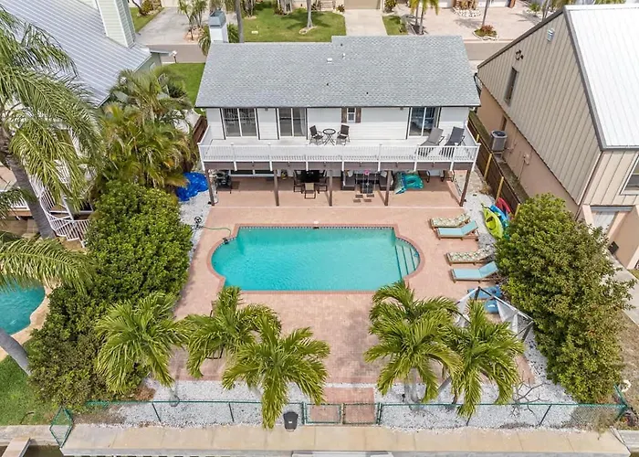 Stunning Waterfront Pool Walk To & Restaurants Large Private Pool *