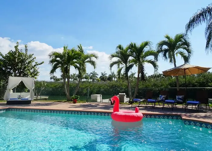 Stunning Waterfront Pool Walk To & Restaurants Large Private Pool Clearwater Beach