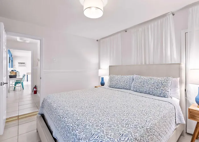 Stunning Waterfront Pool Walk To & Restaurants Large Private Pool Clearwater Beach